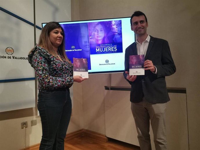 La diputada de Familia e Igualdad, Raquel González, y el diputado de Servicios Sociales e Igualdad de Oportunidades, David Esteban, durante la presentación de la Guía contra el Maltrato hacia las Mujeres.