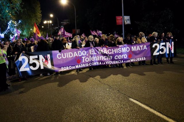 Archivo - Pancarta en la que se lee '25N. Cuidado el machismo mata. Tolerancia cero', en la manifestación en Madrid con motivo del Día Internacional para la Eliminación de la Violencia contra las Mujeres, en Madrid a 25 de noviembre de 2019.