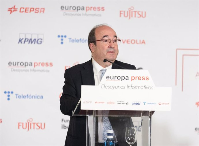 El ministro de Cultura y Deporte, Miquel Iceta, interviene durante un desayuno informativo de Europa Press, en el Hotel Rosewood Villa Magna, a 24 de noviembre de 2022, en Madrid (España).