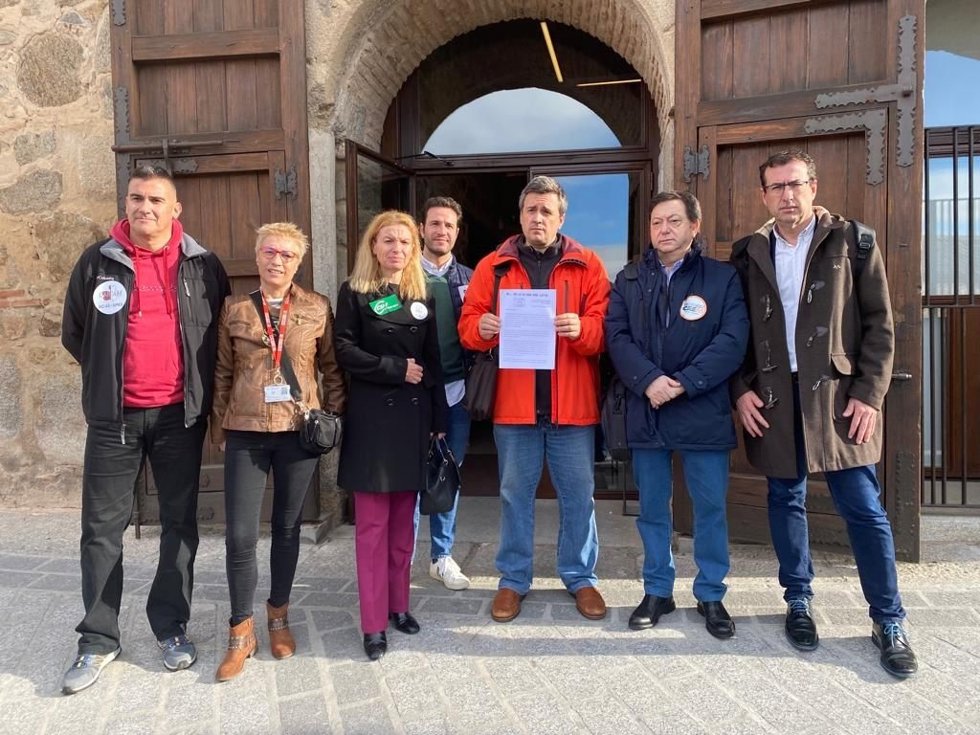 Sindicatos entregando en el Palacio de Fuensalida más de 21.000 firmas en favor de la recuperación de la carrera profesional sanitaria