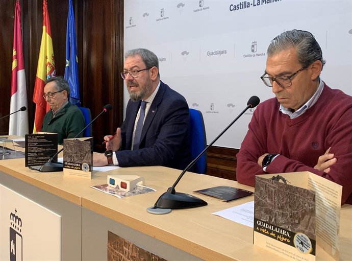 Robles en la presentación de la exposición de imágenes aéreas y un ciclo de conferencias.
