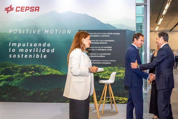 Pierre-Yves Sachet, director de Mobility & New Commerce de Cepsa, con Juanma Moreno.