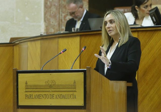 La consejera Marifrán Carazo interviene en el Parlamento de Andalucía.