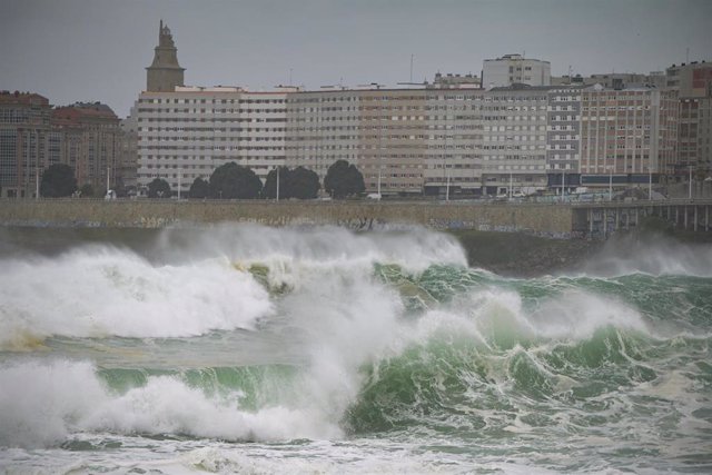 Archivo - Fuertes vientos y  oleaje en A Coruña