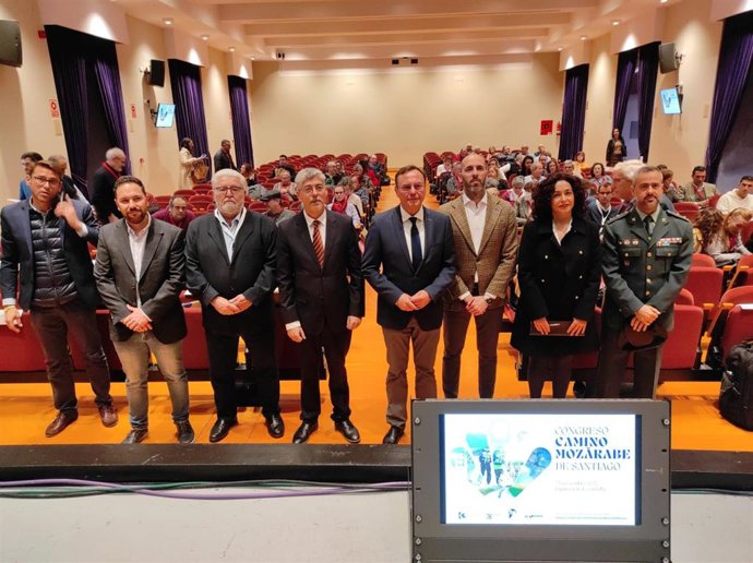El delegado de Medio Natural y Carreteras en la institución provincial, Francisco Palomares (cuarto por la izda.), en la inauguración del II Congreso del Camino Mozárabe de Santiago.