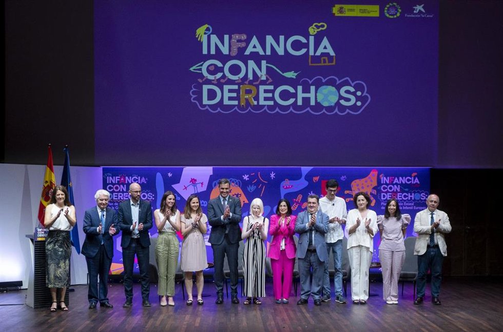 Archivo - La ministra de Igualdad, Irene Montero (4i); la ministra de Derechos Sociales y Agenda 2030, Ione Belarra (5i); el presidente del Gobierno, Pedro Sánchez (6i); la ministra de Sanidad, Carolina Darias (8i); el alto Comisionado para la Lucha con