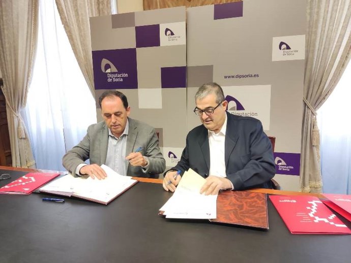 Benito Serrano (izda) y Alberto Santamaría firman el convenio de colaboración del programa Impulso Emprende.