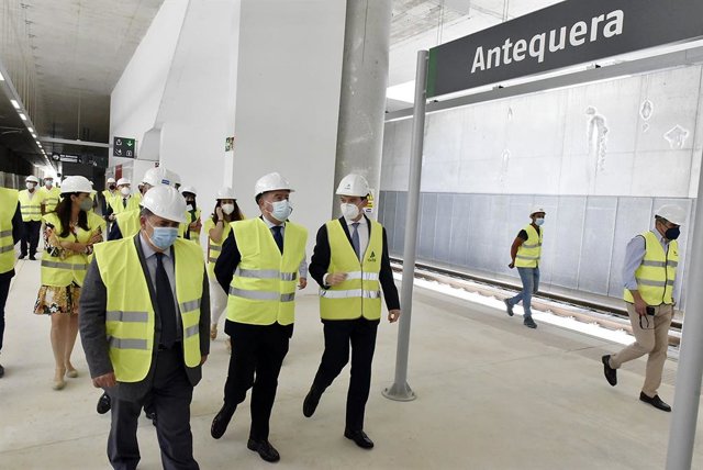 Archivo - Manuel Barón, alcalde de Antequera (Málaga) visita la estación de AVE de la localidad