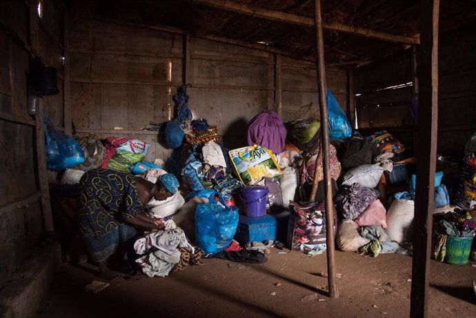 Archivo - Una mujer en el campamento de desplazados internos de Sadia, en la capital de Malí, Bamako
