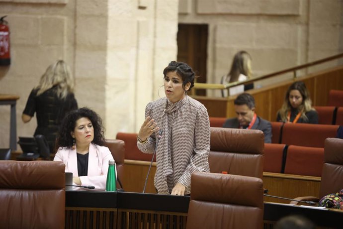La portavoz del Grupo Mixto-Adelante Andalucía, Teresa Rodríguez, este jueves en el Pleno del Parlamento en su pregunta al presidente de la Junta, Juanma Moreno.