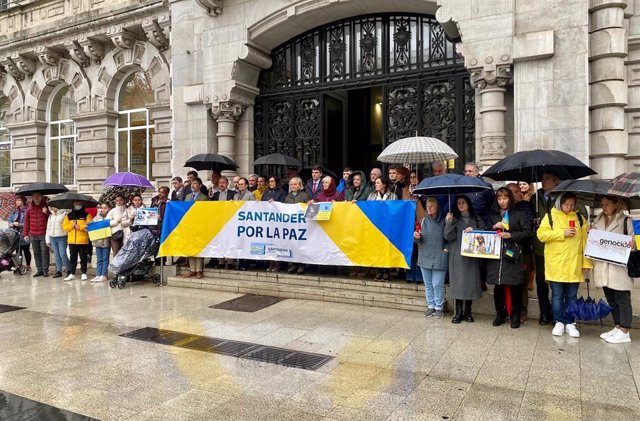 Minuto de silencio por Ucrania en la Plaza del Ayuntamiento de Santander
