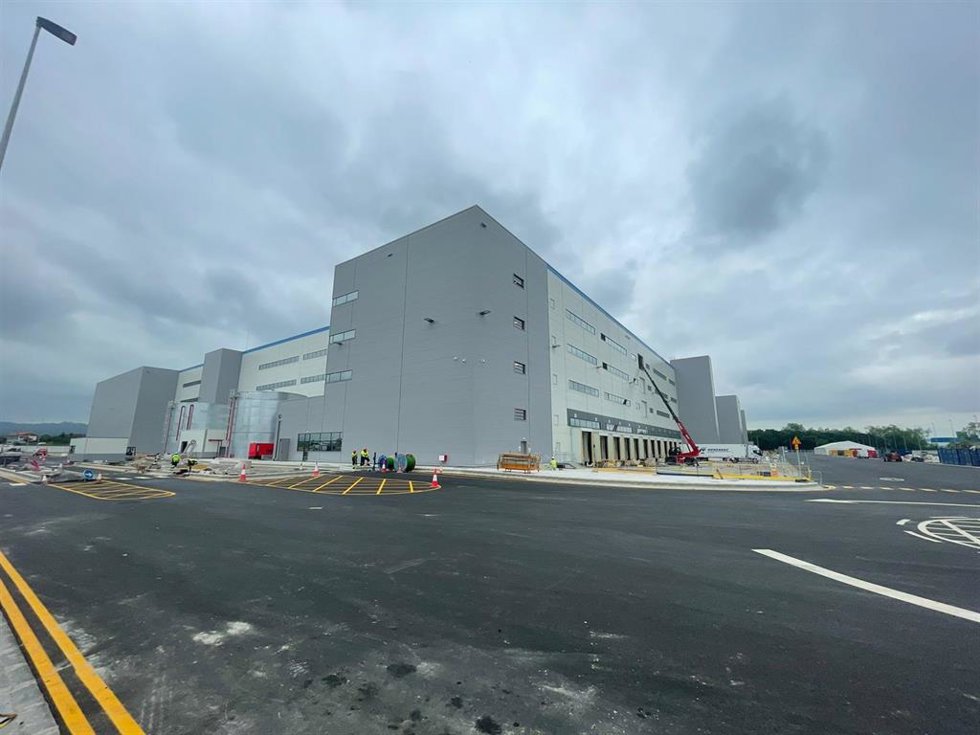 Archivo - Nave en construcción de Amazon en Siero (Asturias)