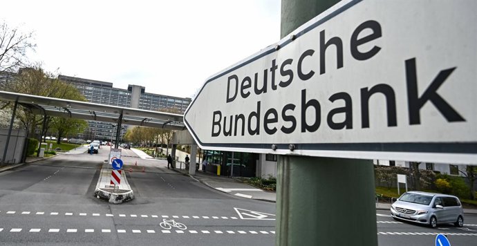 Archivo - FILED - 19 April 2021, Hessen, Frankfurt_Main: A sign reading "Deutsche Bundesbank" is seen in front of the main gate of the Deutsche Bundesbank's headquarters. Photo: Arne Dedert/dpa