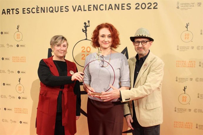 La consellera de Cultura, Raquel Tamarit; la premiada Carmen Giménez-Morte; y Joanfra Rozalén, de Cia La Dependent