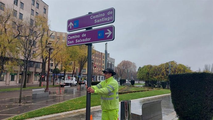 Un operario coloca la señal.