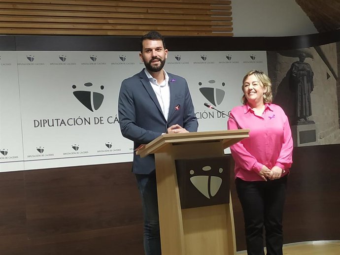 El portavoz del Gobierno de la Diputación de Cáceres, Álvaro Sánchez Cotrina, y la diputada de Igualdad, Amelia Molero, en una rueda de prensa