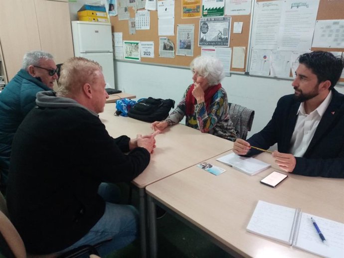 El candidato de IU a la Alcaldía de Sevilla, Ismael Sánchez, reunido con representantes de la Asociación Triana Norte.