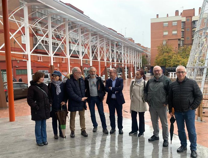 Concejales, técnicos municipales y miembros de la Asociación Vecinal Los Comuneros, en la plaza de La Solidaridad de La Victoria.