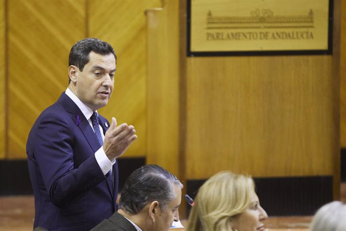 El presidente de la Junta de Andalucía, Juanma Moreno, este jueves en el Parlamento