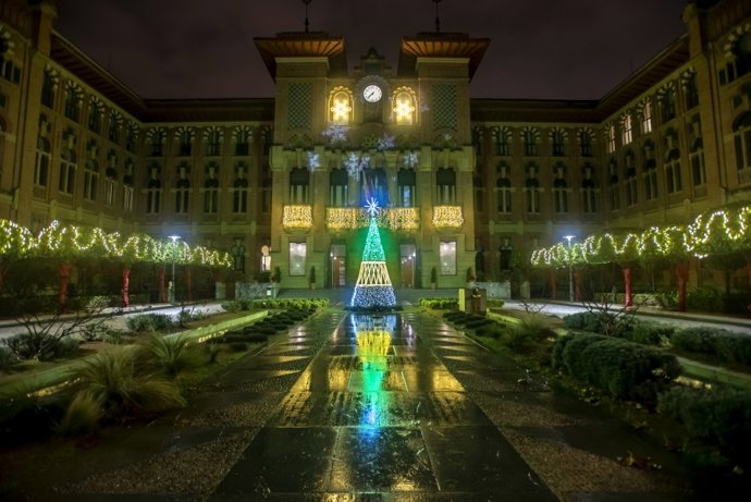Archivo - El Rectorado de la UCO con iluminación ornamental durante las pasadas navidades.