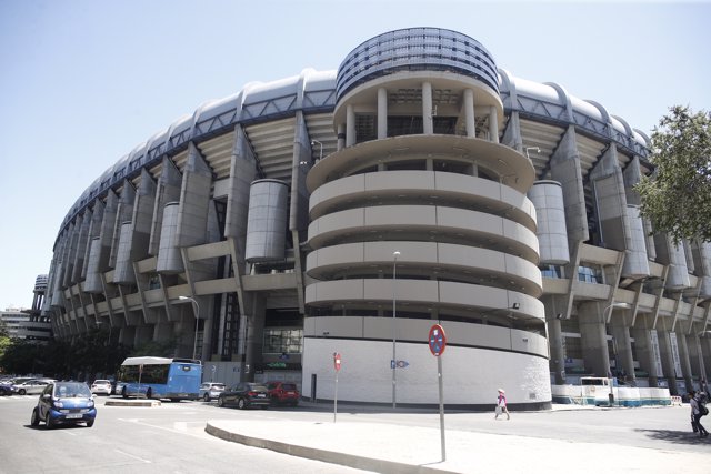 Fachada y alrededores del Estadio Santiago Bernabéu de Madrid.