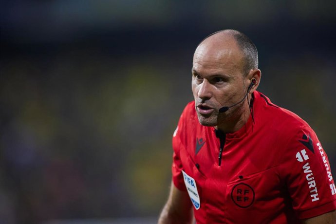 Archivo - Mateu Lahoz, referee, looks on during the spanish league, La Liga Santander, football match played between Cadiz CF and Real Betis at Nuevo Mirandilla stadium October 19, 2022, in Cadiz, Spain.