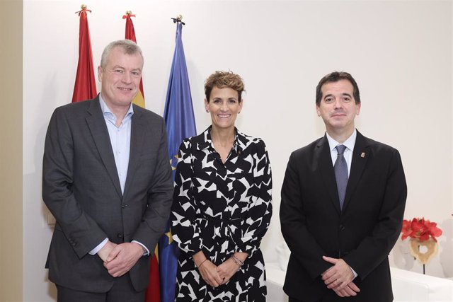 El consejero delegado de Siemens Gamesa, Jochen Eickholt; la presidenta del Gobierno de Navarra, María Chivite, y el consejero de Desarrollo Económico y Empresarial, Mikel Irujo.