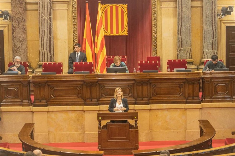 La diputada de ERC Raquel Sans presenta la moción ante el Pleno.
