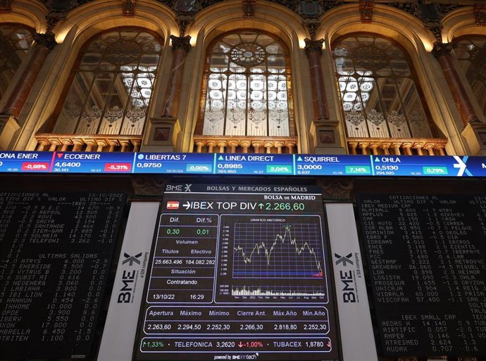 Archivo - Un panel del Ibex 35 en el Palacio de la Bolsa, a 13 de octubre de 2022, en Madrid (España). 