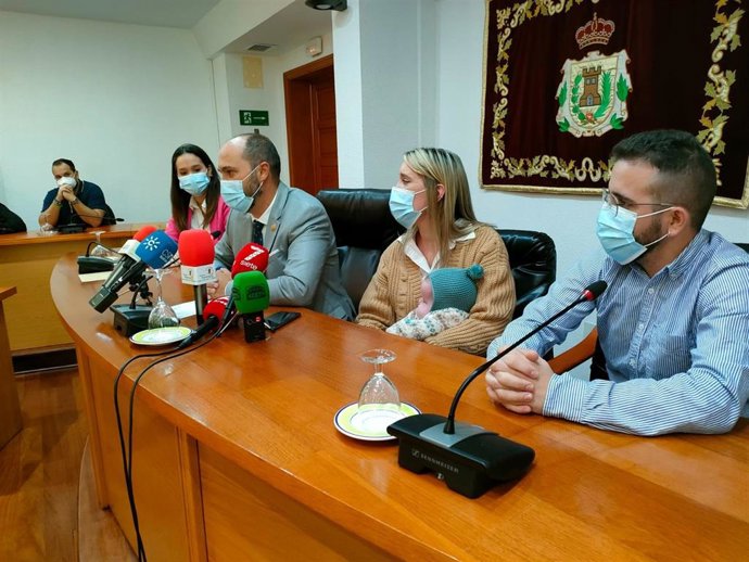 Los padres de Valentina con el bebé y el alcalde de Los Barrios.