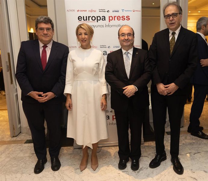 (I-D) El ministro de Inclusión, Seguridad Social y Migraciones, José Luis Escrivá; la vicepresidenta segunda y ministra de Trabajo y Economía Social, Yolanda Díaz; el ministro de Cultura y Deporte, Miquel Iceta y el ministro de Universidades, Joan Subir