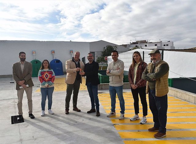 El delegado territorial en Cádiz de Sostenibilidad, Medio Ambiente y Economía Azul, Óscar Curtido, inaugurando el Punto Limpio de Puerto Serrano (Cádiz) junto a su alcalde Daniel Pérez