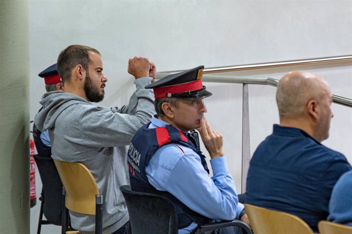 El rapero Pablo Hasel (2d) durante un juicio en la Audiencia de Lleida, a 23 de noviembre de 2022, en Lleida, Catalunya (España). 