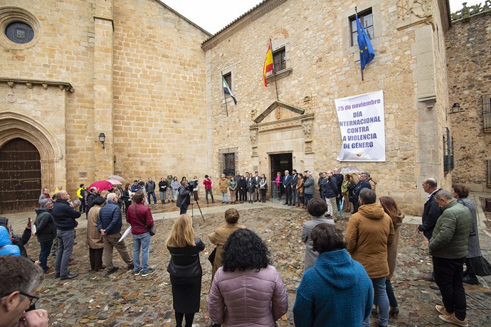 Políticos y trabajadores de la Diputación de Cáceres participan en la lectura del manifiesto contra la violencia de género con motivo del 25N