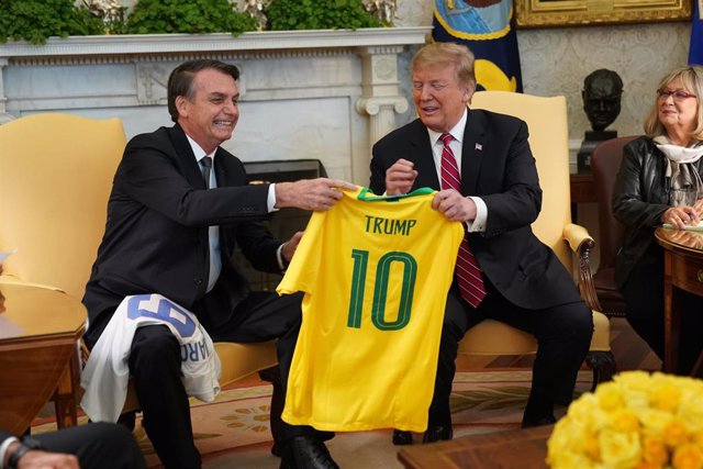 Jair Bolsonaro y Donald Trump con la camiseta de la selección de fútbol de Brasil posan en la Casa Blanca.