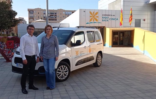 Marco Ibarz y Sonia Labrador junto al nuevo vehículo