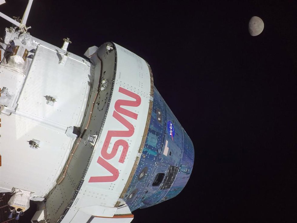 Nave Orion de la misión Artemis I con la Luna al fondo