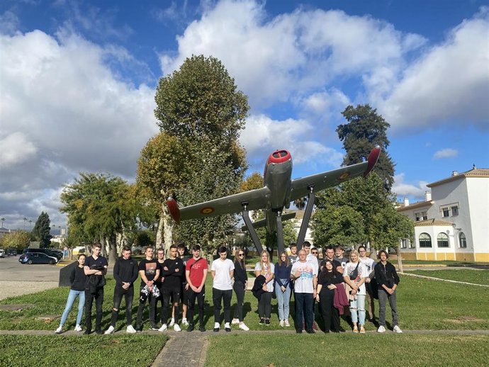Los estudiantes han realizado un recorrido exhaustivo por el Acuartelamiento de Tablada para ayudar a decidir sus futuros profesionales.