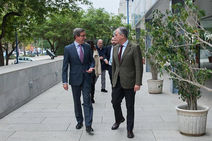 El candidato del PP a la Alcaldía de Sevilla, José Luis Sanz, junto al consejero de Política Industrial y Energía, Jorge Paradela, antes de participar en el desayuno informativo 'Sevilla, capital aeronáutica'.