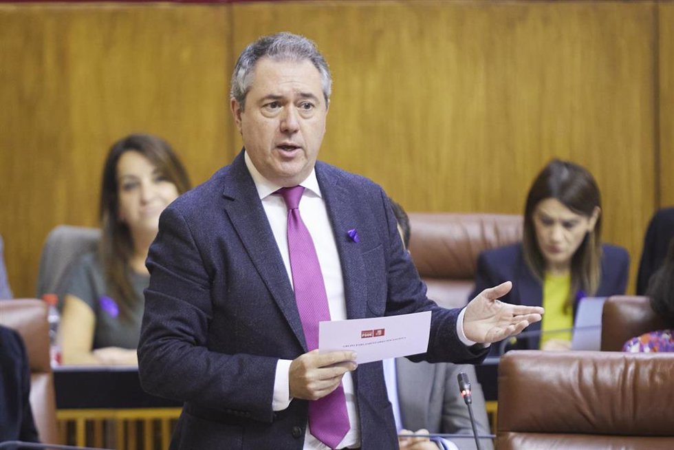 El secretario general del PSOE de Andalucía y Portavoz del Grupo Parlamentario Socialista, Juan Espadas, realiza la pregunta de control el presidente de la Junta de Andalucía, Juanma Moreno, durante la segunda jornada del Pleno del Parlamento andaluz en