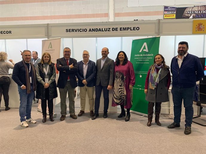 Autoridades con técnicos del SAE en la visita al estand.