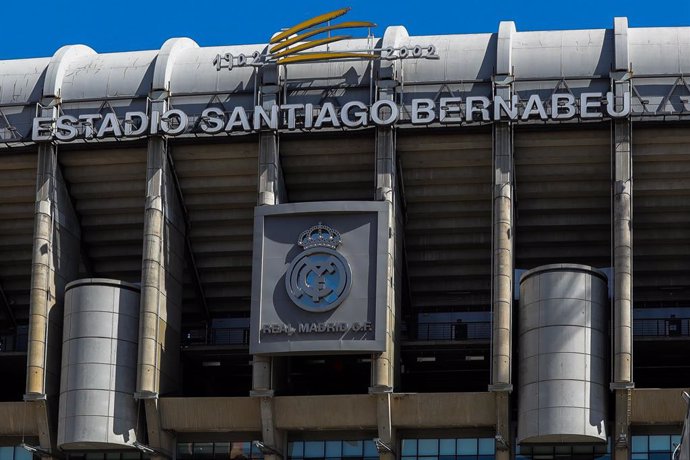 Archivo - Fachada del Estadio Santiago Bernabéu, que funcionará como centro de aprovisionamiento y distribución de productos sanitarios dirigidos a la lucha contra la pandemia del COVID-19, en Madrid (España) a 26 de marzo de 2020.