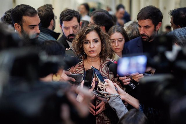 La ministra de Hacienda y Función Pública, María Jesús Montero, atiende a los medios durante una sesión de control al Gobierno en el Senado, a 22 de noviembre de 2022, en Madrid (España).
