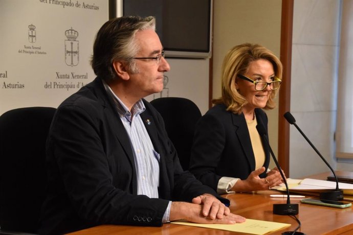 Los portavoces del PP en la Junta, Teresa Mallada y Pablo González, tras la reunión de Junta de Portavoces