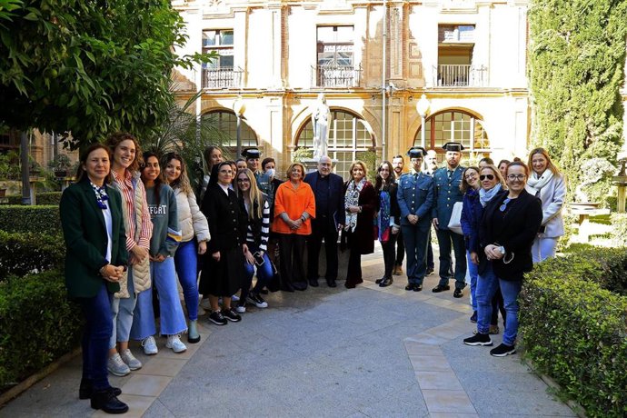 Foto de familia en el claustro del Monasterio de Los Jerónimos tras la celebración de la jornada