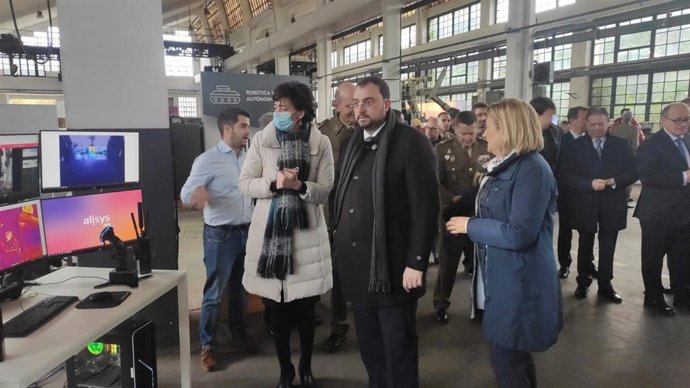 Adrián Barbón, en el centro