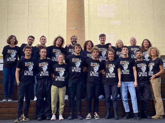 El equipo de la compañía Dagoll Daglom para su último espectáculo de creación, el musical 'L'alegria que passa', una adaptación de una obra original de Santiago Rusiñol