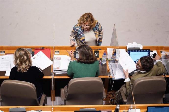 La consejera de Ciudadanía y Derechos Sociales, María Victoria Broto, habla con diputadas del PP.