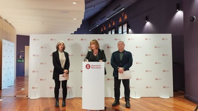 La presidenta de la Diputación de Barcelona, Núria Marín, junto a la vicepresidenta segunda, Carmela Fortuny, y el diputado de Recursos Humanos, Hacienda y Servicios Internos, Carles Ruiz, en rueda de prensa.