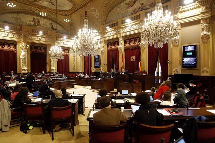 Archivo - Vista de una sesión plenaria en el Parlament.